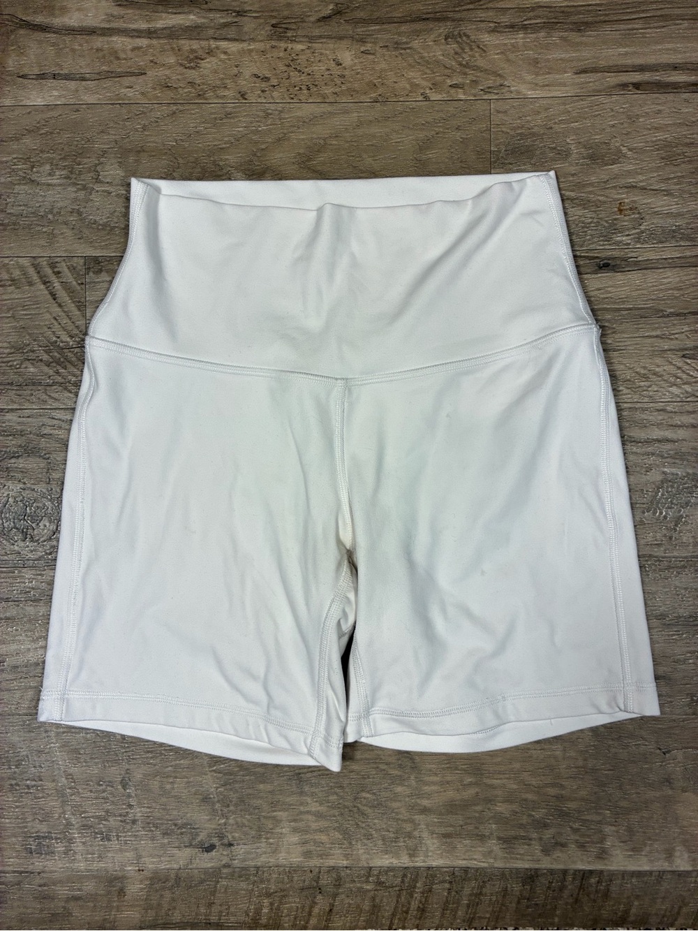 Lululemon Aligh 6” high rise shorts - Picture 3 of 9